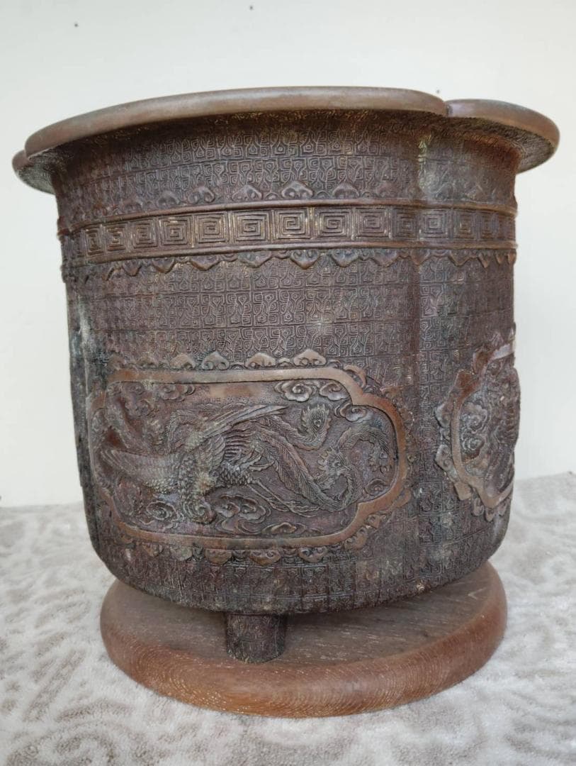 銅製 火鉢 浮彫りデザイン 直径約２７cm