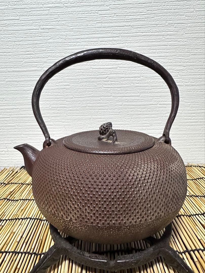 ＵＳＥＤ、良品　南部銘　南部釜師造１２型アラレ　鉄瓶　南部鉄瓶　南部鉄器　鉄瓶