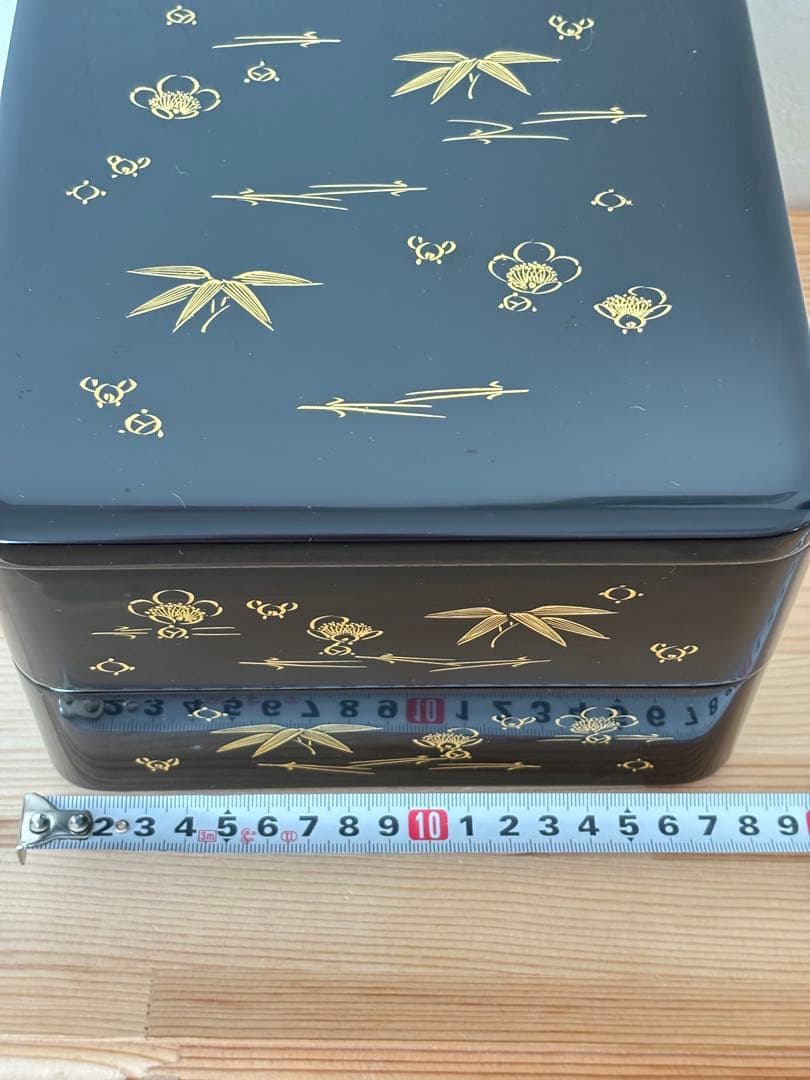 輪島塗　黒地金色竹・梅模様　二段重箱