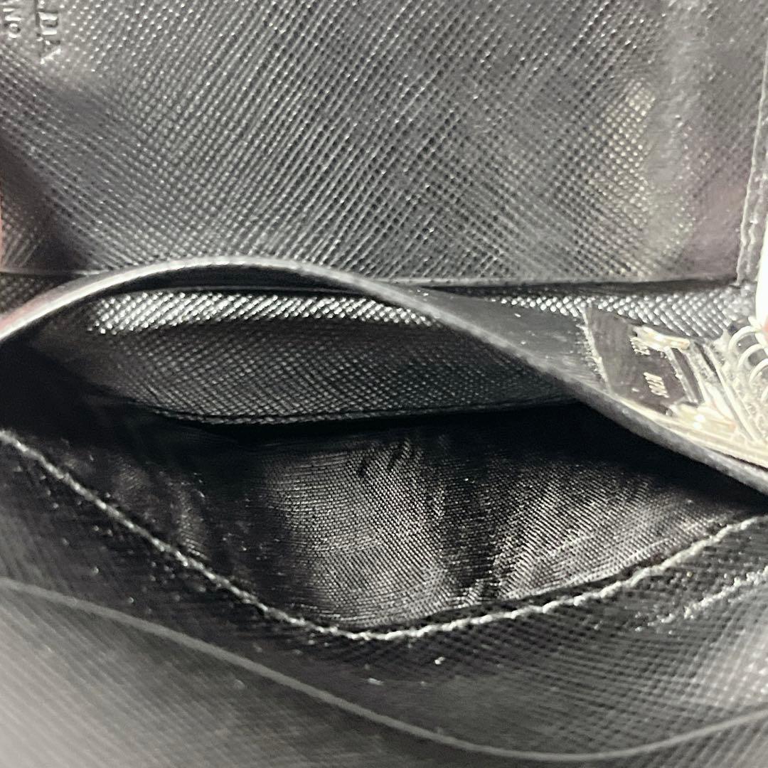 美品✨プラダ 6連キーケース トライアングルロゴ サフィアーノレザー 黒 三角