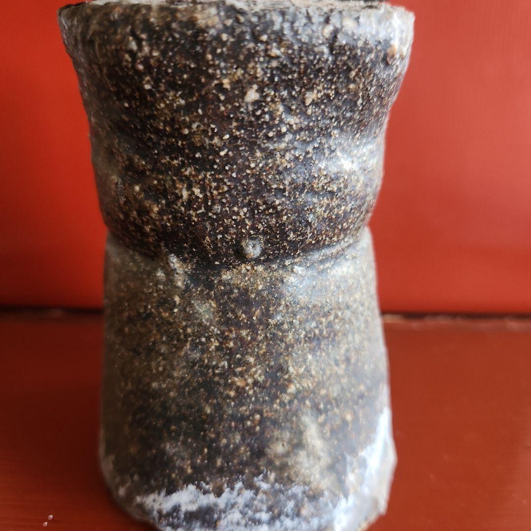 古銅ヴィシュヌ像寺院の石油ランプ土台付き