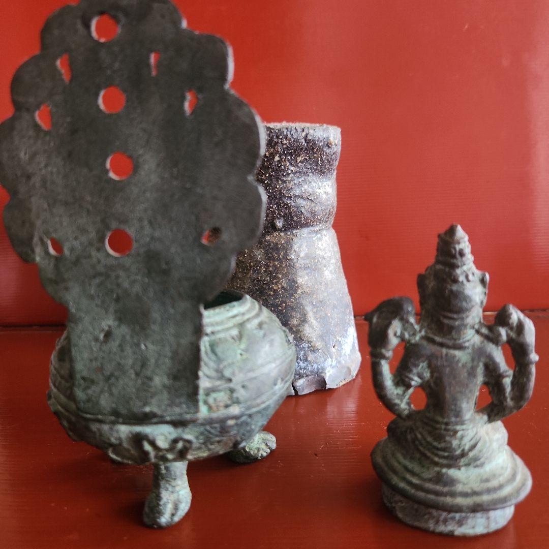 古銅ヴィシュヌ像寺院の石油ランプ土台付き