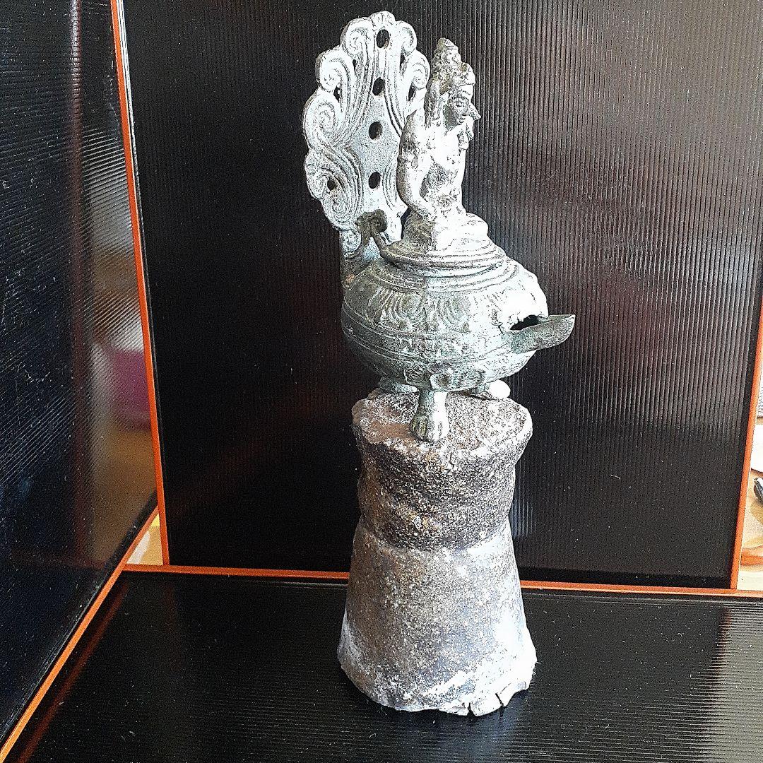 古銅ヴィシュヌ像寺院の石油ランプ土台付き