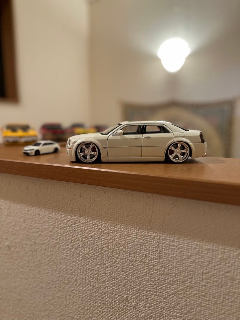 1/24 ホワイトのクライスラー 300C DUB CITY