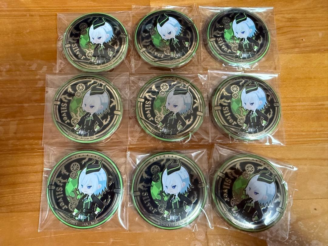 ツイステ　レリーフメタル缶バッジ　寮服　シルバー