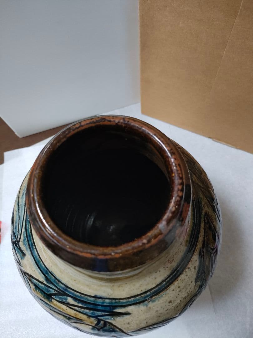 金城次郎　壺　 魚紋（5）＋海老魚紋（3）計８　希少品　高さ 28cm 人間国宝