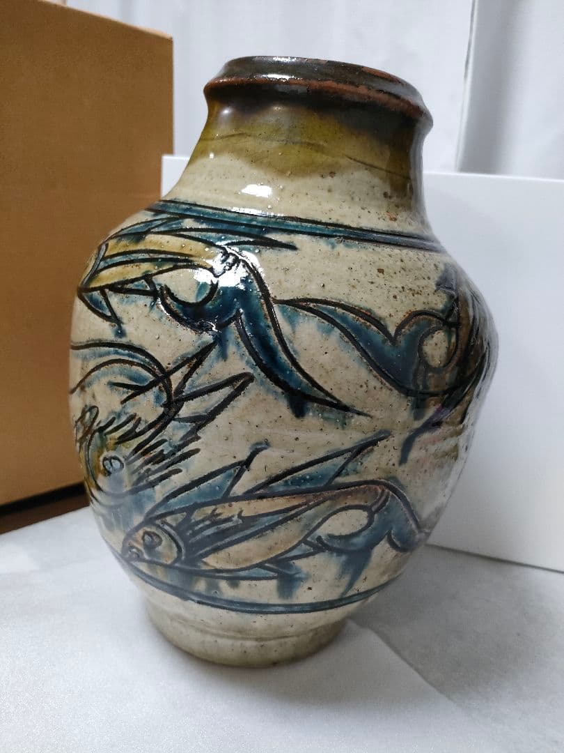 金城次郎　壺　 魚紋（5）＋海老魚紋（3）計８　希少品　高さ 28cm 人間国宝