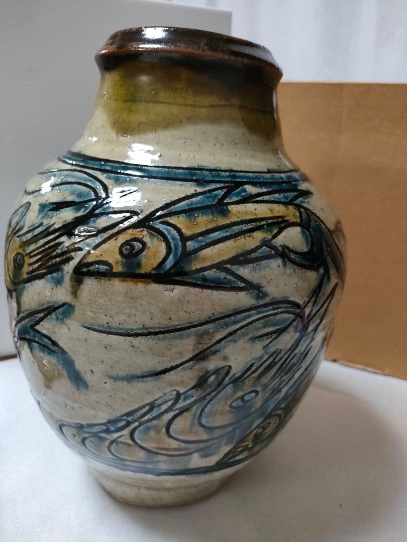 金城次郎　壺　 魚紋（5）＋海老魚紋（3）計８　希少品　高さ 28cm 人間国宝