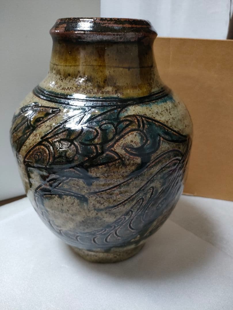 金城次郎　壺　 魚紋（5）＋海老魚紋（3）計８　希少品　高さ 28cm 人間国宝
