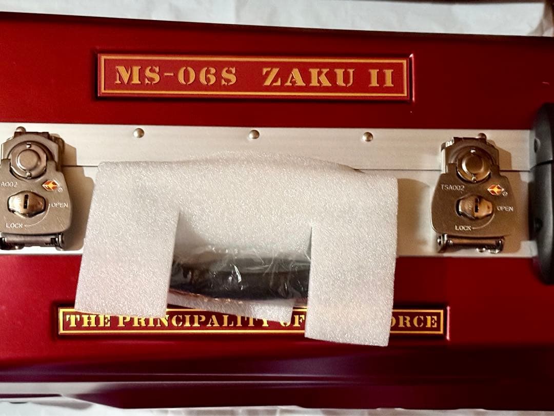 機動戦士ガンダム MS-06S シャア専用ザクⅡ スーツケース CARGOBAG