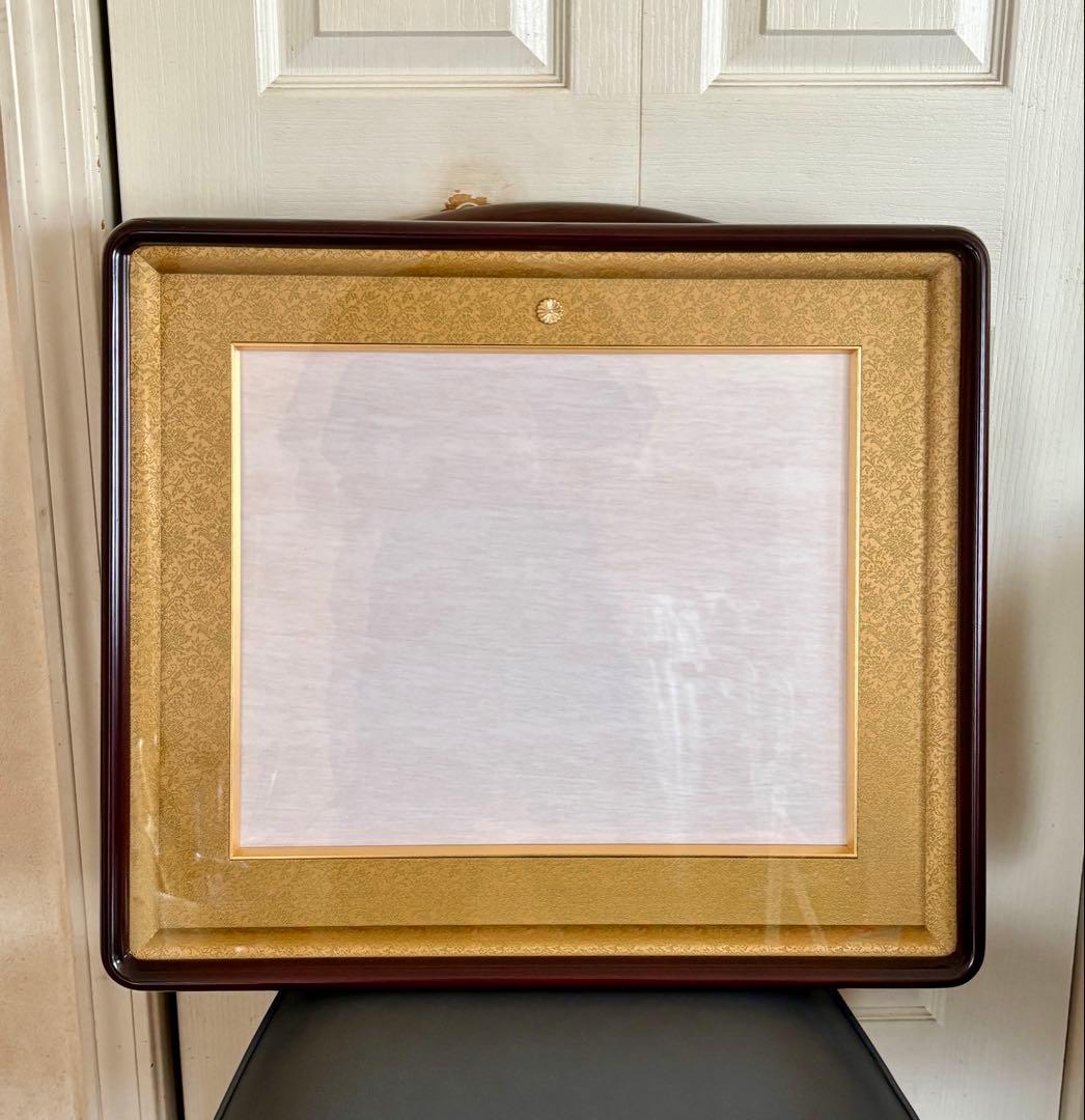 ★叙勲額縁　菊の御紋　ダークブラウンの木製額縁