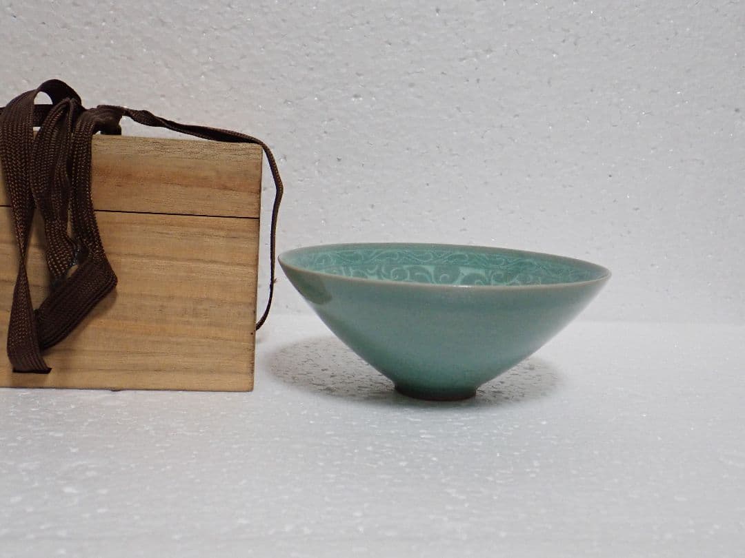 椀 青磁 唐草紋逆象嵌 韓国国宝レプリカ 湖厳博物館