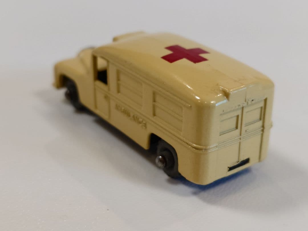 ミニカー MATCHBOX No.14 DAIMLER AMBULANCE