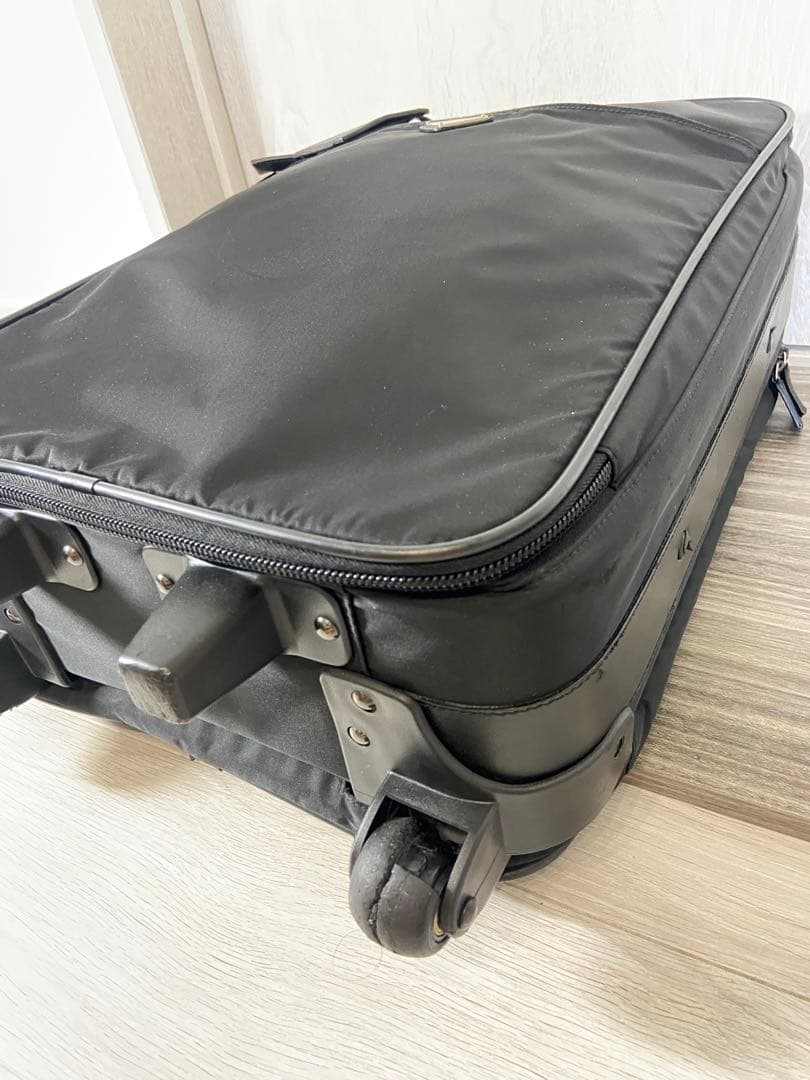 PRADA スーツケース　ナイロン　三角ロゴプレート　キャリーケース　黒　レザー