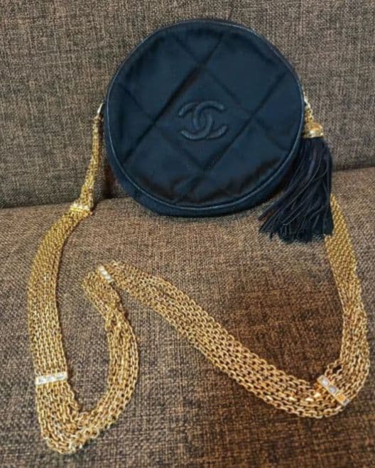 CHANEL ブラック ショルダーバッグ タッセル付き