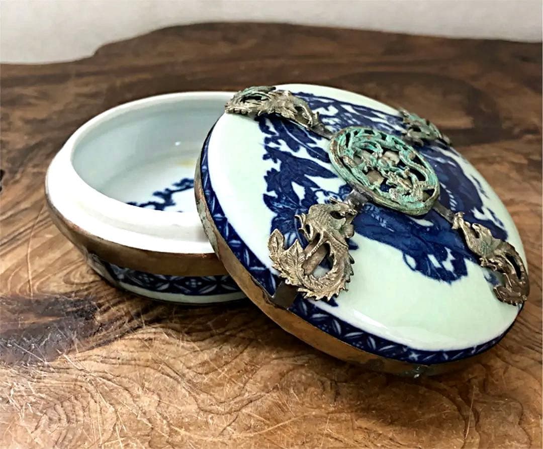 中国美術 時代 香合 銅金具 龍球遊鳳凰彫刻 染付 人物 松鶴紋 蓋物