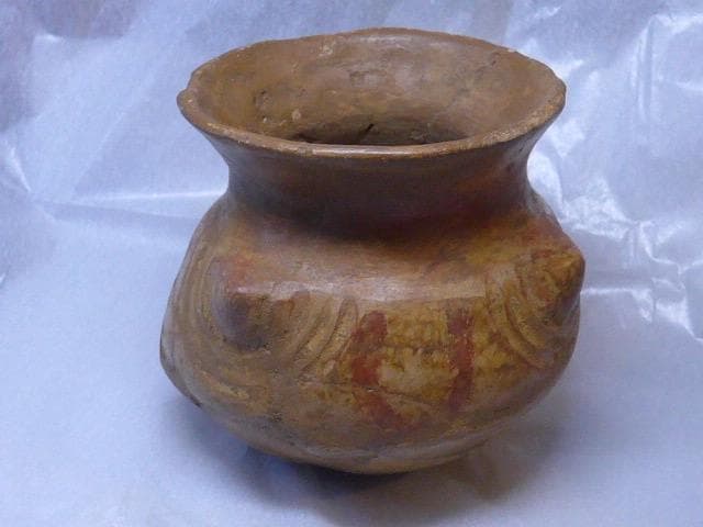 貴重です。出土品です　三突起彩色小壷です 赤い模様があります
