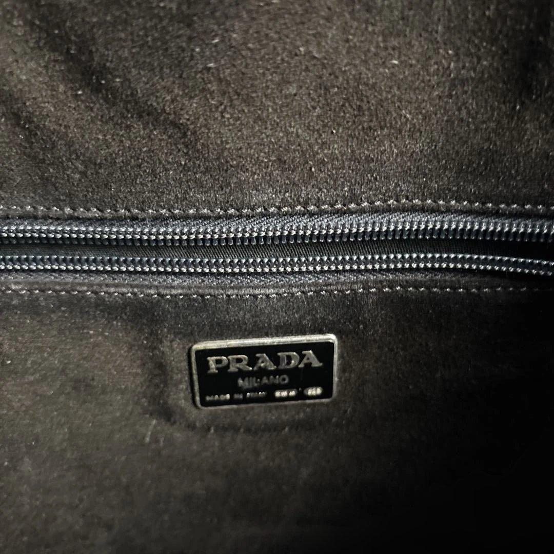 PRADAトートバッグ型抜きロゴ