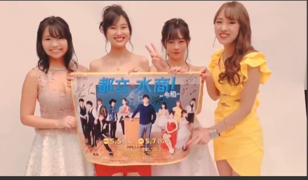 大原優乃・伊藤萌々香・飯窪春菜・恒松祐里 直筆サイン入りポスター