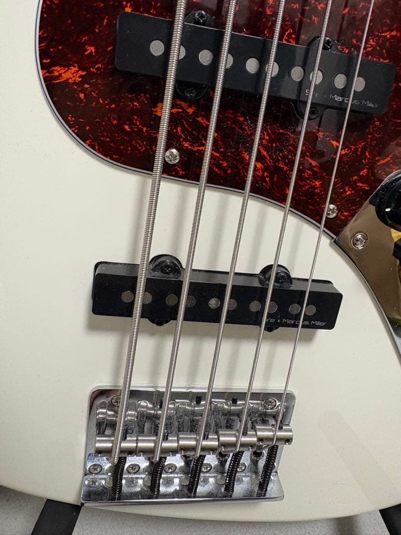 Marcus Miller Sire V7 5弦　Antique White