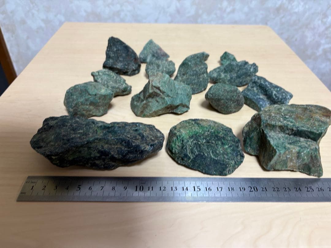 ミャンマー産　激レア石　天然モーシッシ翡翠輝石　原石 15個セット　約2053g