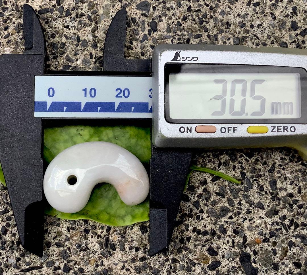 ✳見た事ありませんよね‼️オレンジ混ざり　糸魚川翡翠勾玉　本物ジェダイト鑑別書…