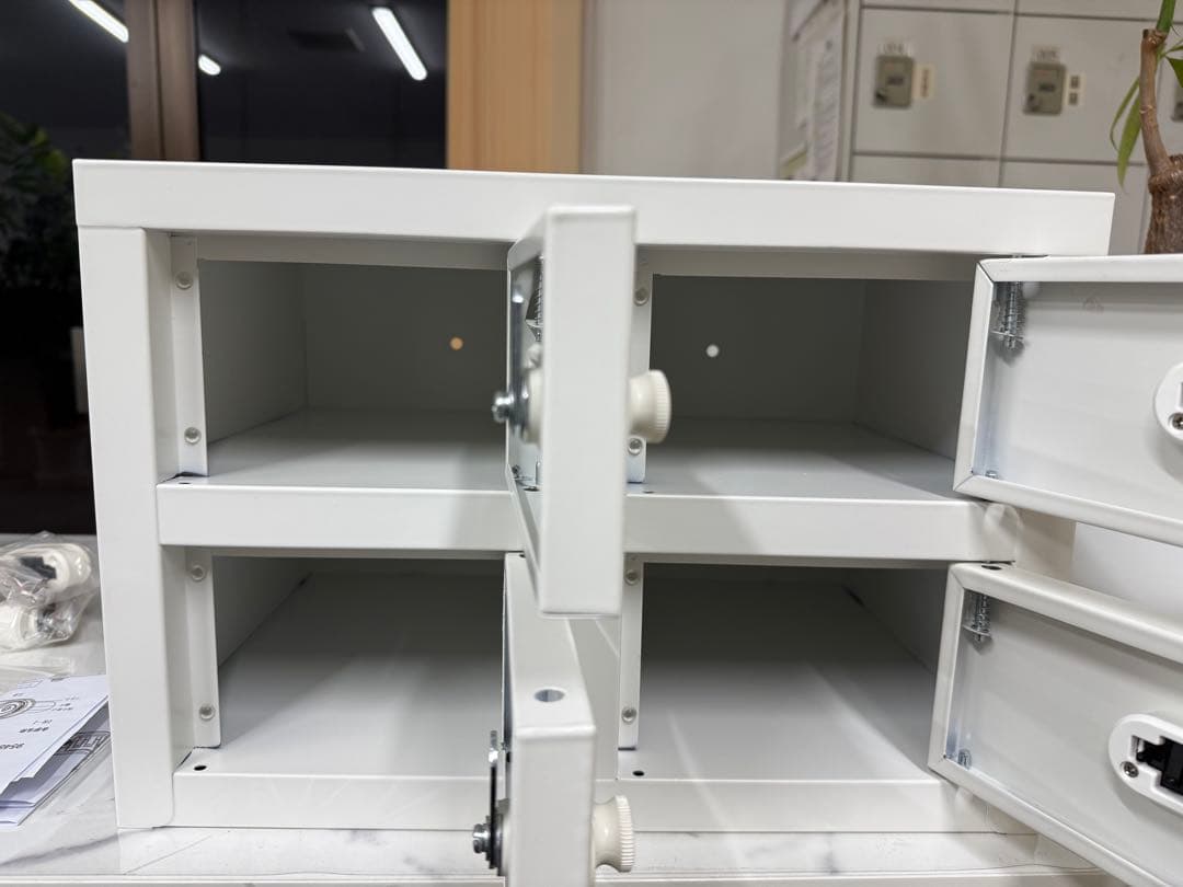 ホワイト コンパクト金庫 4引き出しオフィス用 防犯対策 ダイヤル錠 完成品