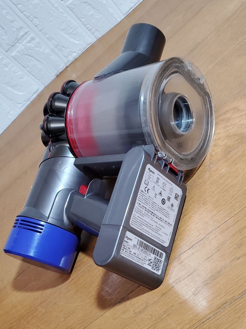 ダイソン SV11　 掃除機本体・レッドパイプ含2本・ノズル付、壁掛け　掃除機