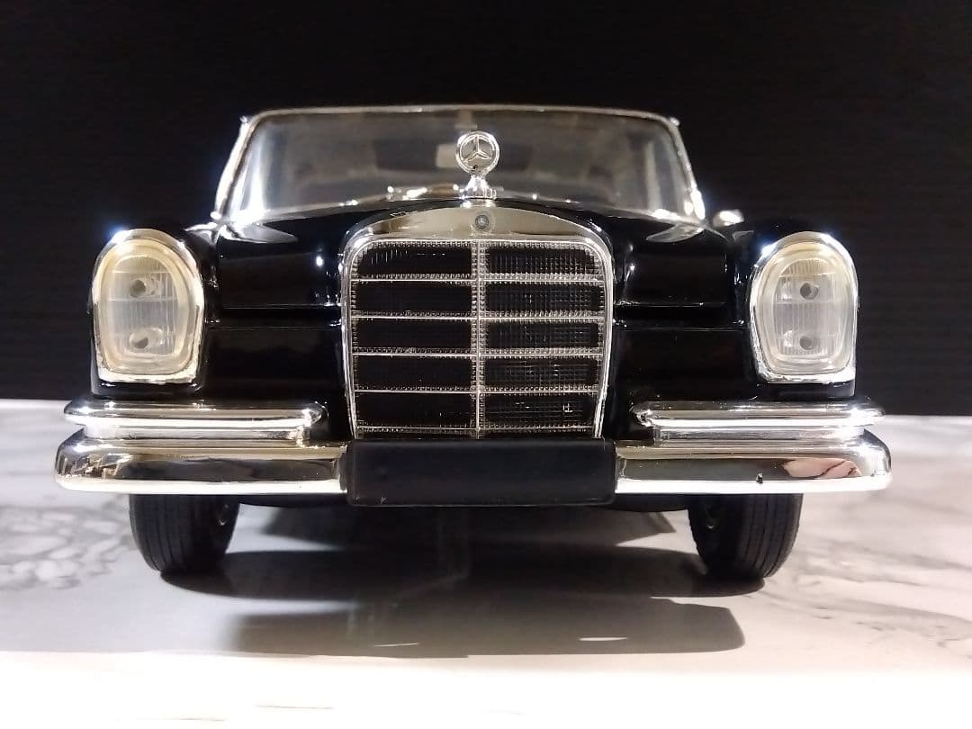 メルセデス・ベンツ 300 SE( ハネベン) 1/18 ブラック