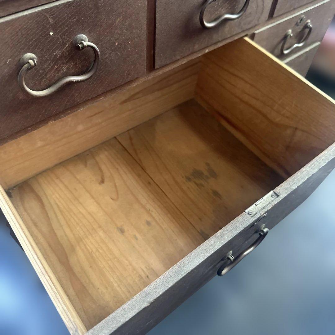 ヴィンテージ　味のある小さめの古い木製タンス 引き出し多数