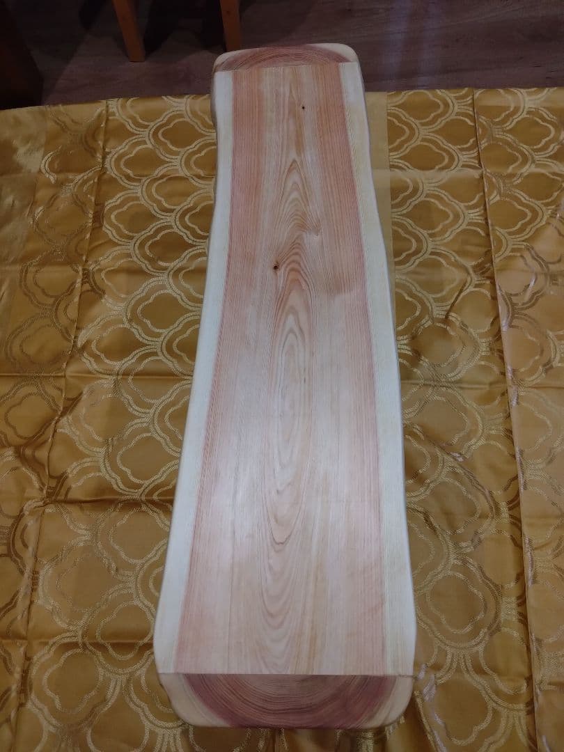 檜のベンチ（70）樹齢約70年、檜の原木の模様、年輪が綺麗ですよ❕脚も同じ檜❕