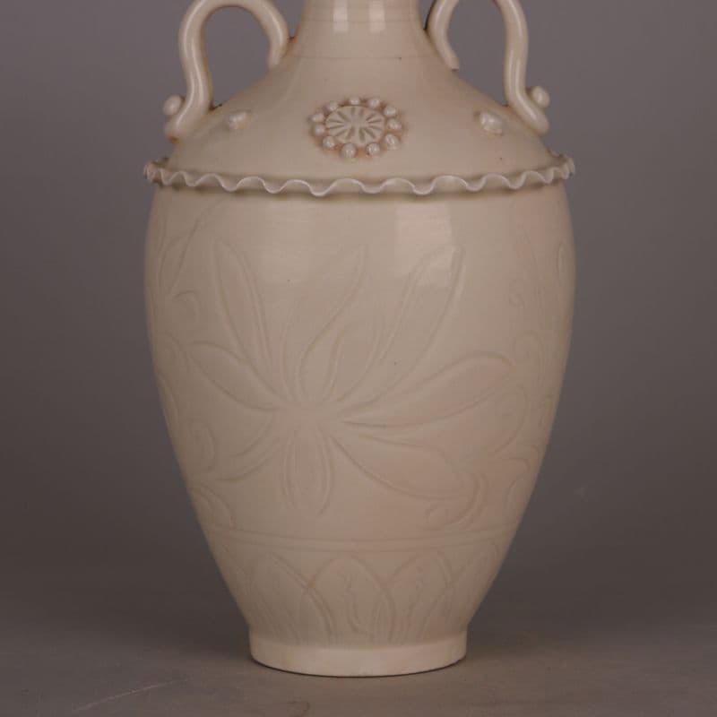 宋定窯刻花卉鼓釘両耳瓶 景徳鎮 陶磁器 装飾品 現代工芸品 美術品 置物