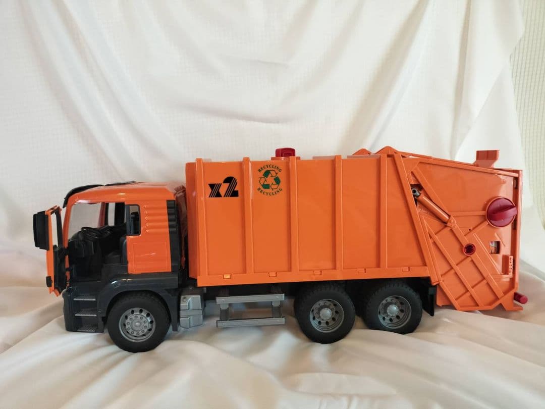 オレンジ色 ゴミ収集車