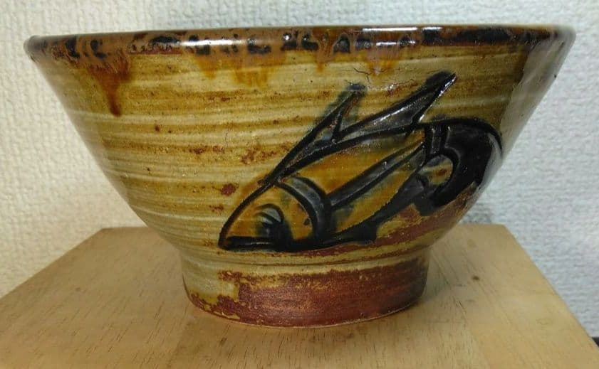 人間国宝 金城次郎 魚紋茶碗 栞 共箱 美品 壺屋焼 壷屋焼 やちむん 魚2匹