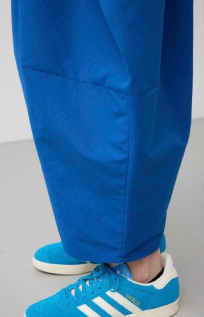 新品未使用タグ付き✨PLUS✨今期✨ デフォルメーションコクーンパンツ✨BLUE