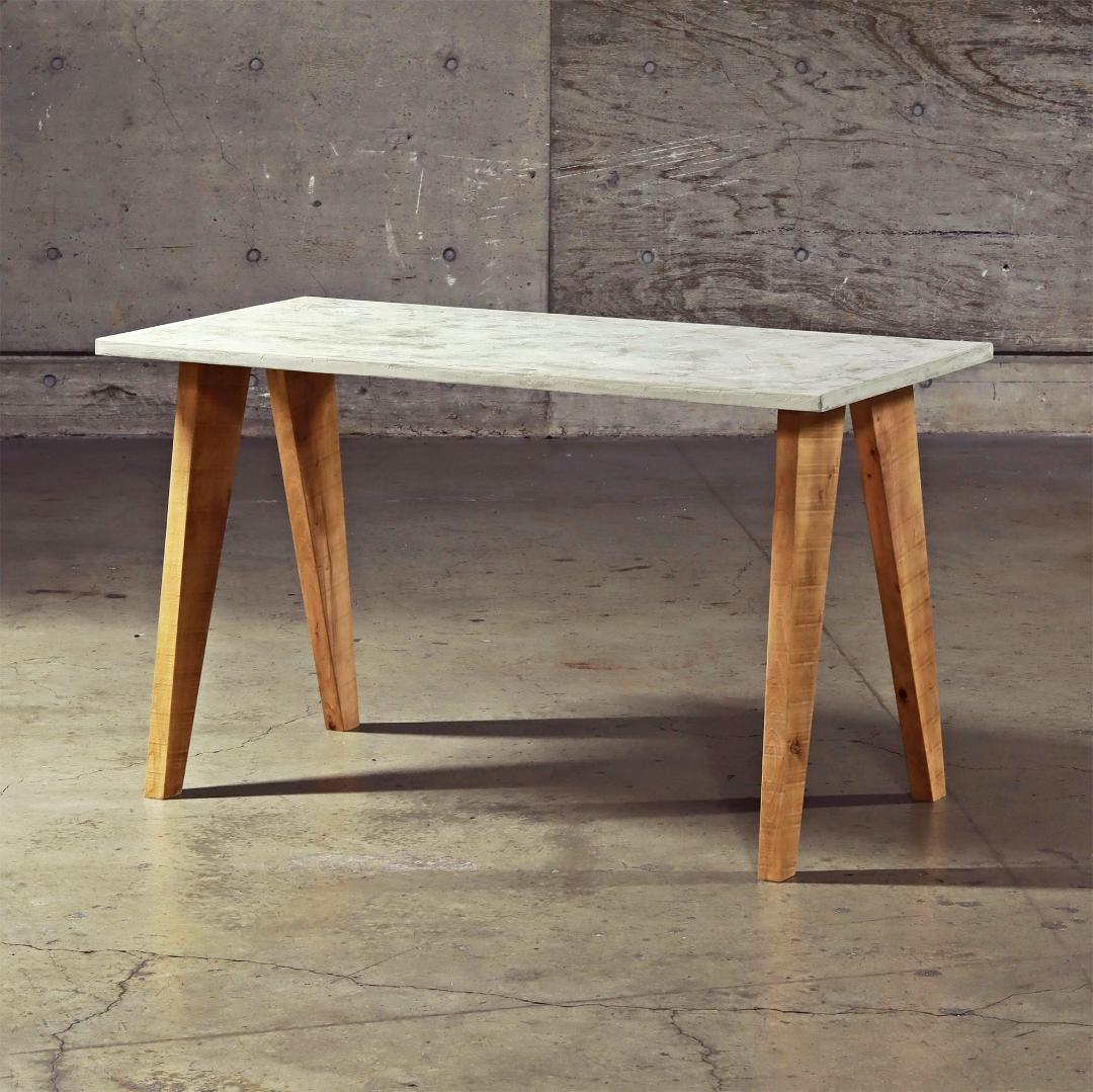 デスク｜ライトグレー｜パソコンデスク｜薄塗りモルタル｜三角脚｜ダイニングテーブル