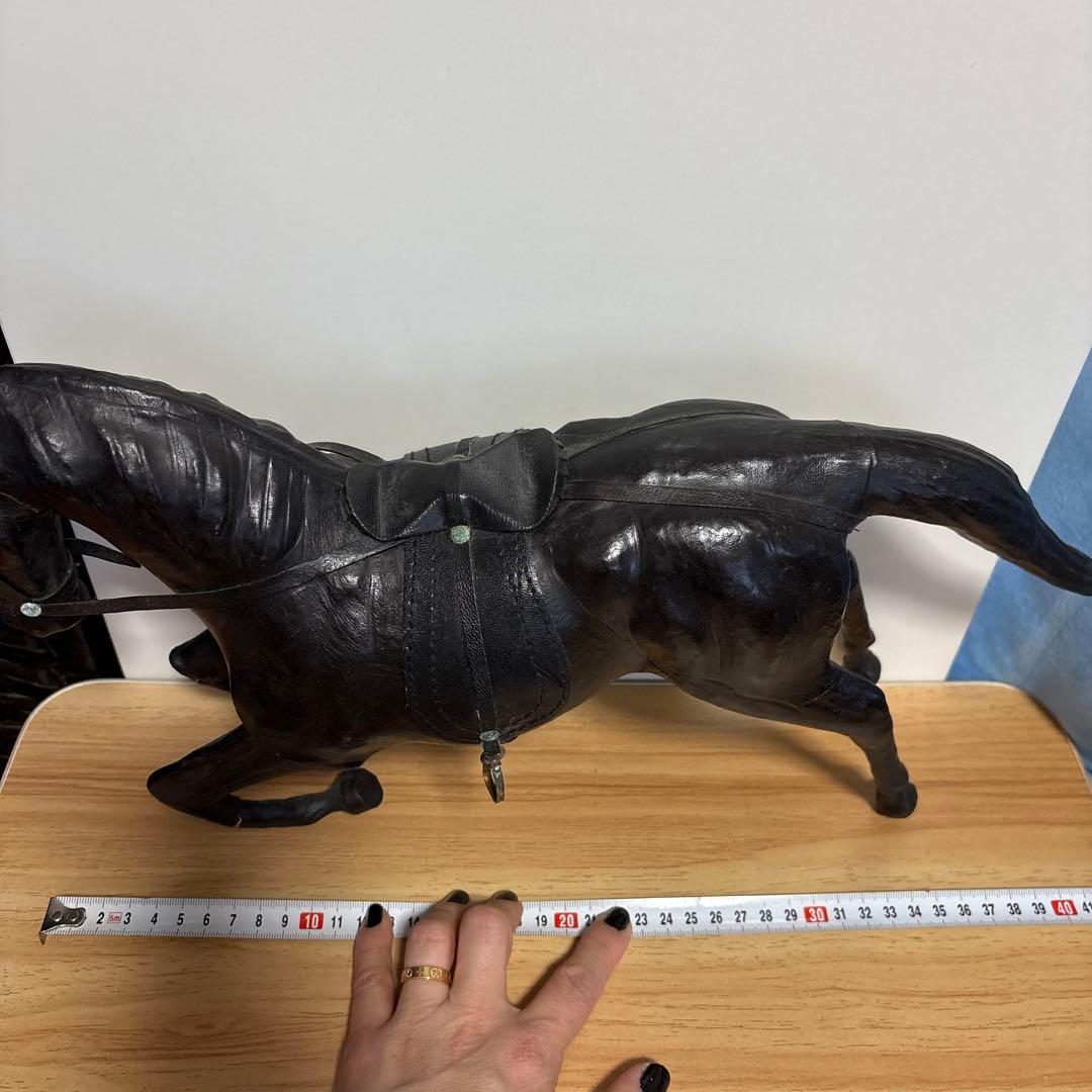 ヴィンテージ　革の黒い馬