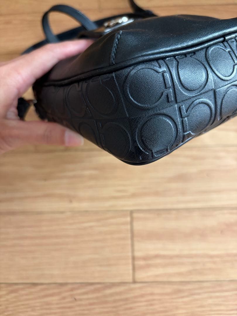 フェラガモ ショルダーバッグ ガンチーニ ブラック