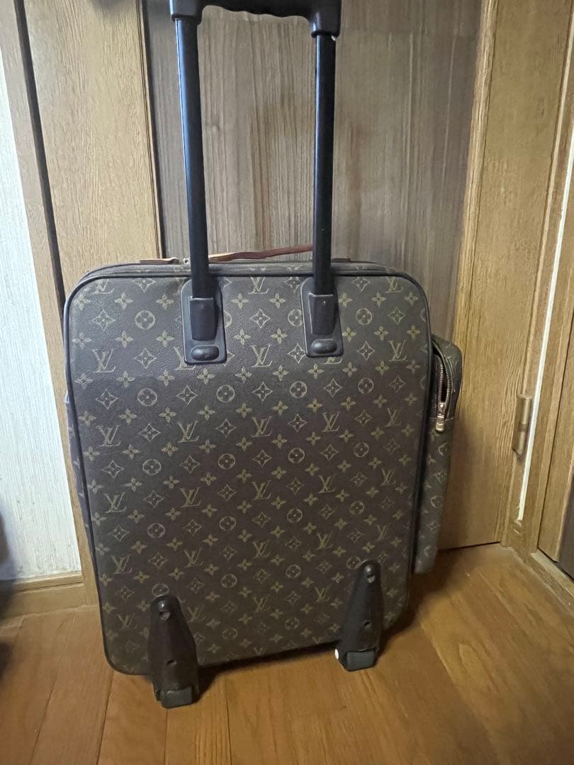 ルイヴィトン柄スーツケース