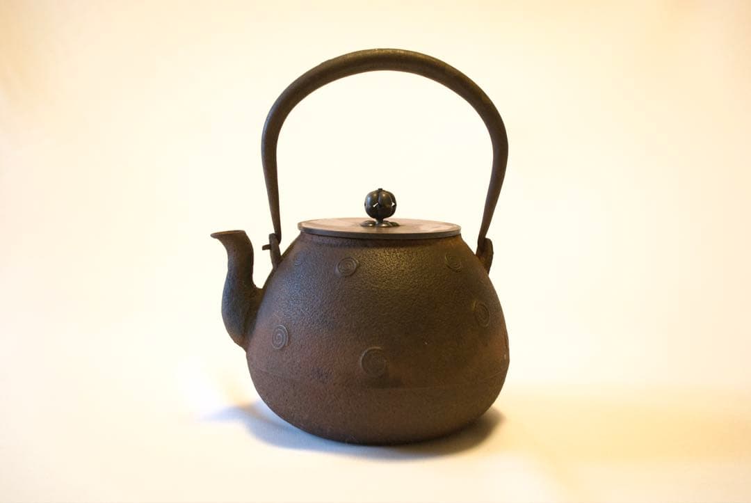 南部鉄瓶 金象嵌取手 意外に可愛いぐるぐる渦巻き文様 茶道具 明治〜昭和初期