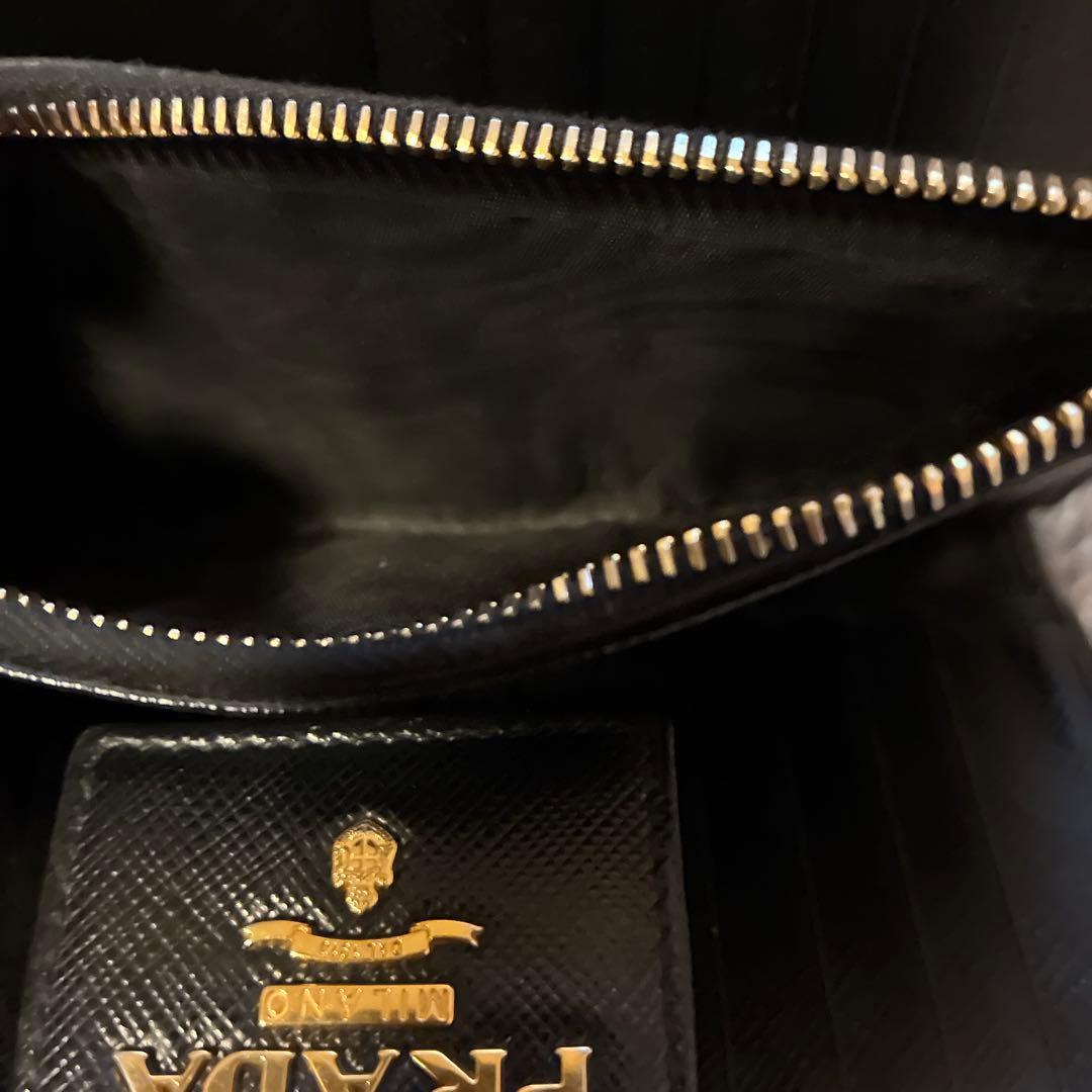 PRADAフラップサフィアーノレザーロゴ金具ブラック