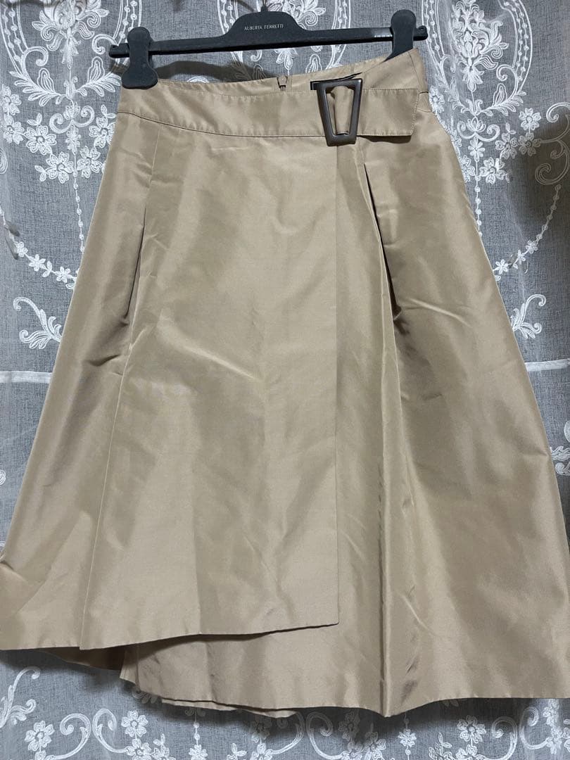 新品　　　フォクシー　　シルク形状　ふんわり　スカート