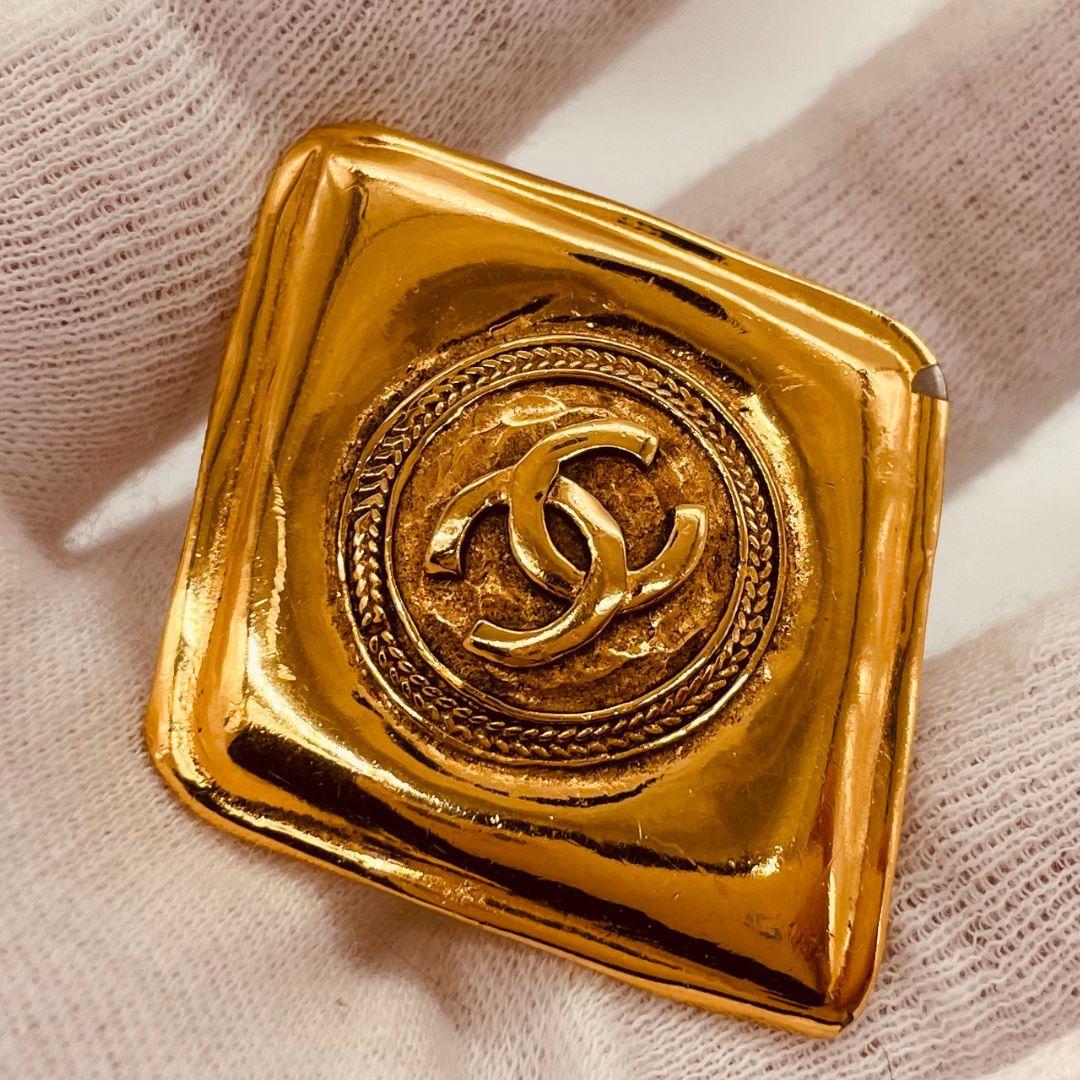 CHANEL シャネル ダイヤ型 ブローチ ゴールド メタル　マメあり
