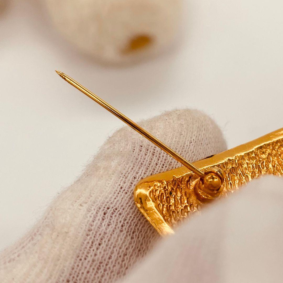 CHANEL シャネル ダイヤ型 ブローチ ゴールド メタル　マメあり