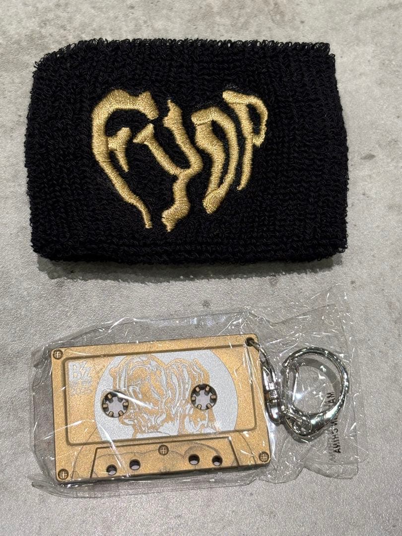 B'zガチャガチャカセットテープ型キーホルダーとリストバンド