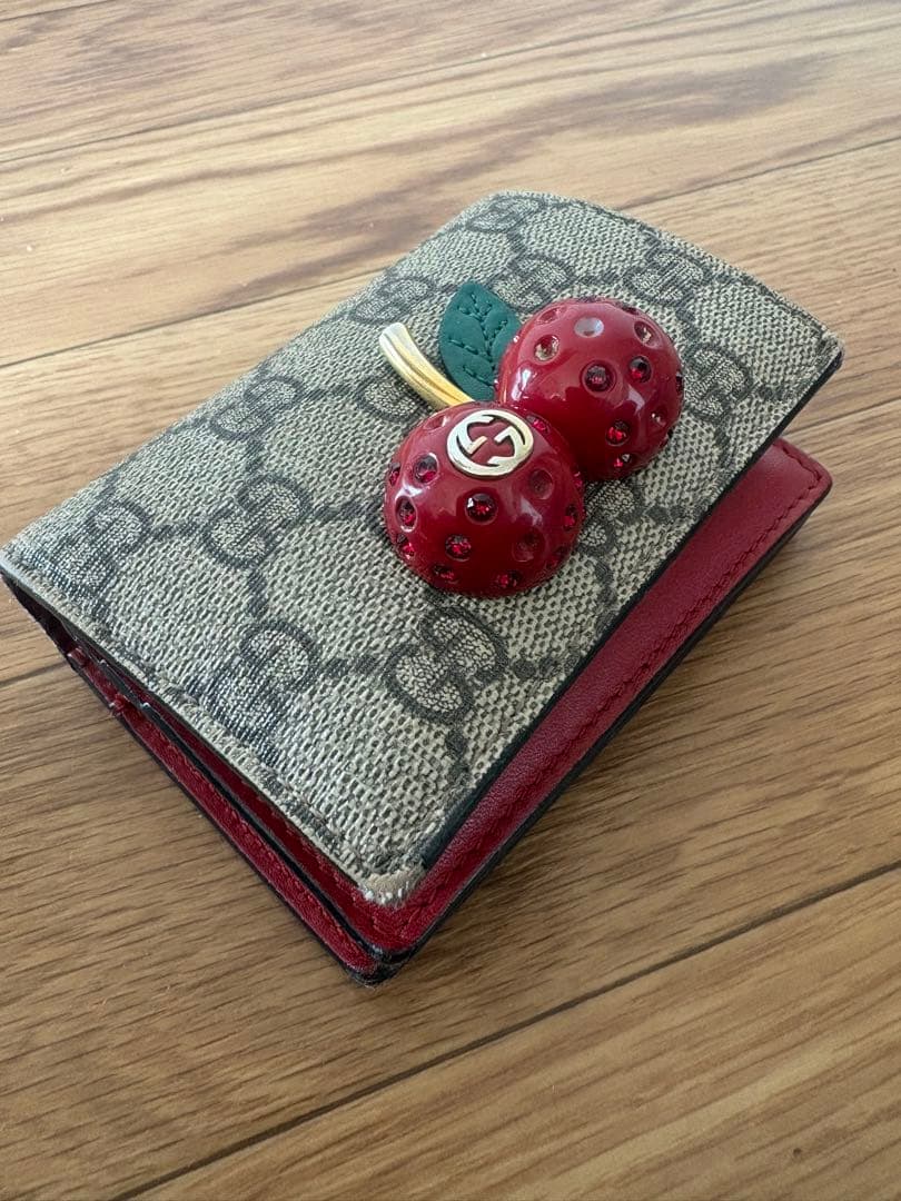 た*͚様 Gucci チェリー柄　さくらんぼ二つ折り財布