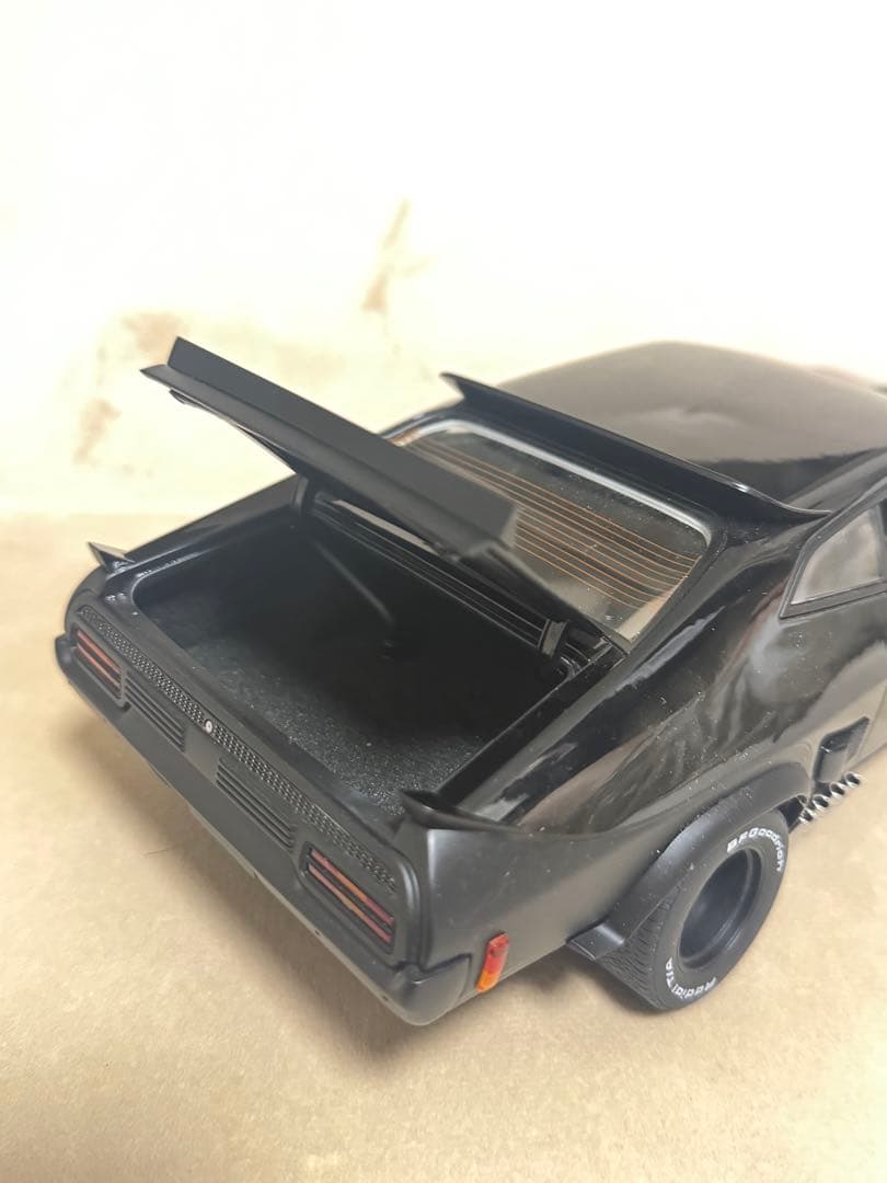 オートアート　マッドマックス　V8インターセプター