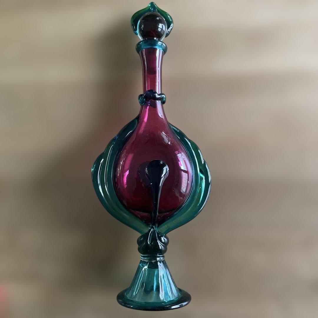 津軽びいどろ　1988年青函博覧会開催記念　装飾的なガラスボトル 赤紫と緑