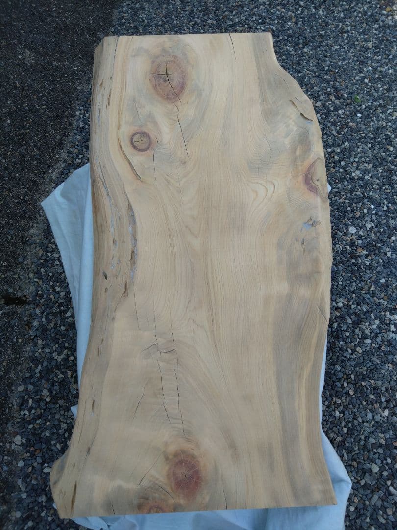 栗のテーブル、檜のテーブル　メルル❕