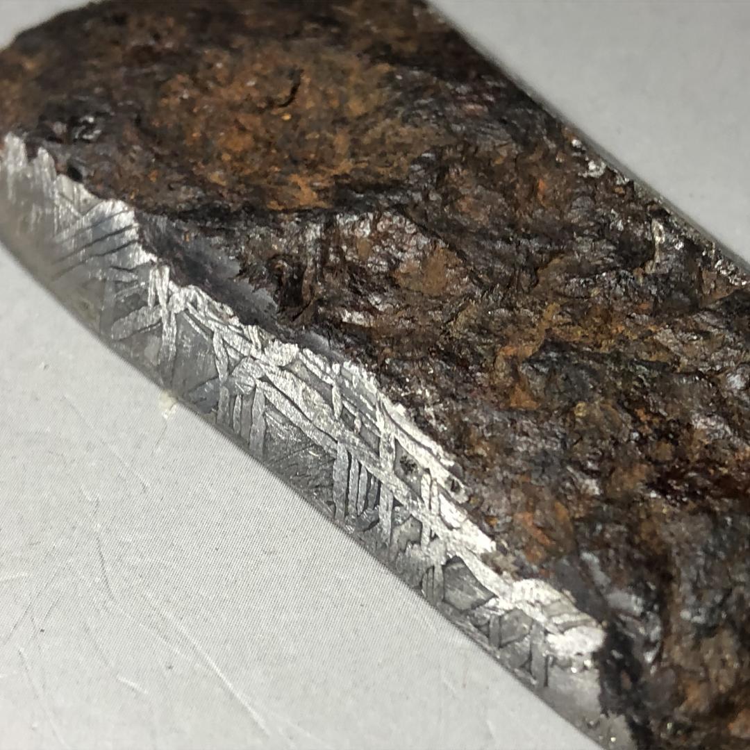 み*ん様 隕石 鉄隕石　アルタイ隕石　ナチュラル　原石　重さ約100ｇ 立て付き